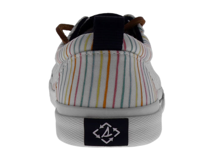 Tenis Sperry blancos con rayas multicolores, agujetas cafés y suela blanca.