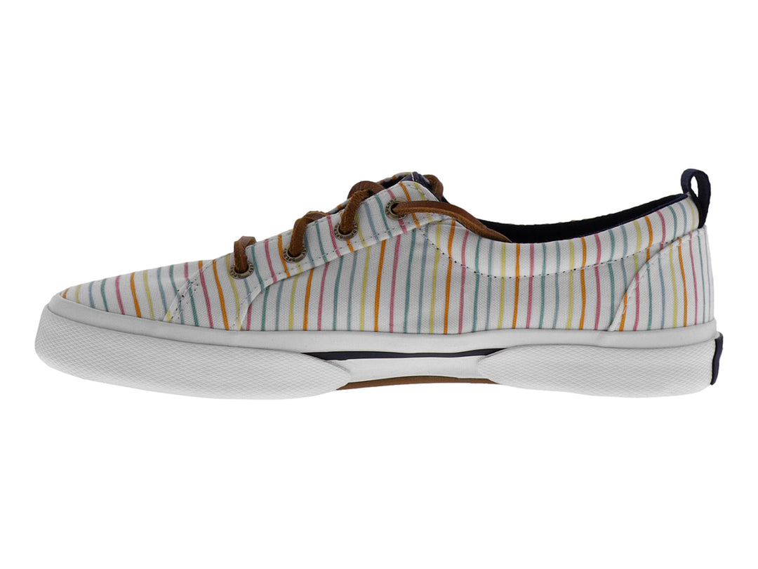 Tenis Sperry blancos con rayas multicolores, agujetas cafés y suela blanca.