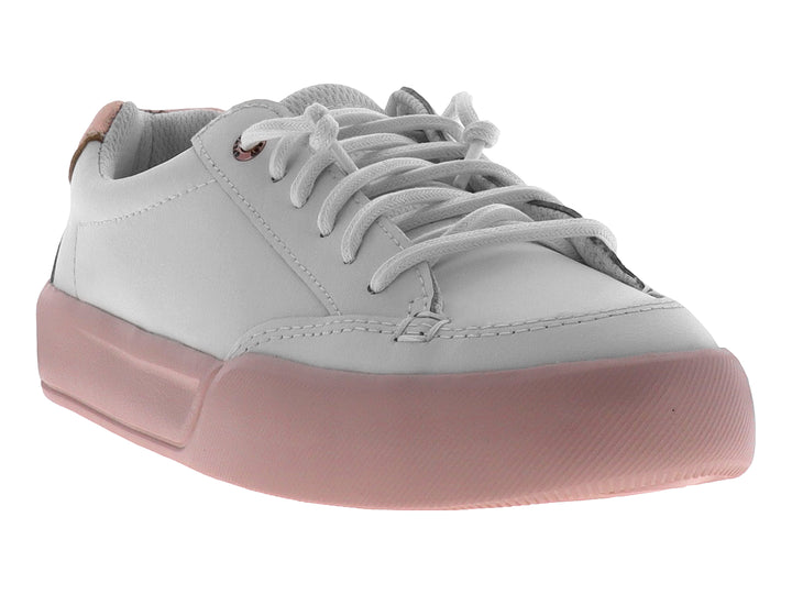 Tenis blancos de la marca Sperry con suela color rosa y cordones blancos.