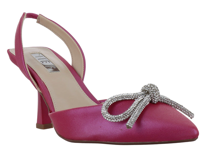 Zapato de tacón color fiusha con punta cerrada, correa posterior y un moño decorativo con pedrería plateada.