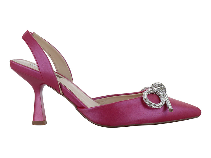 Zapato de tacón color fiusha con punta cerrada, correa posterior y un moño decorativo con pedrería plateada.