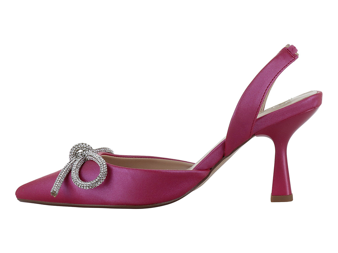 Zapato de tacón color fiusha con punta cerrada, correa posterior y un moño decorativo con pedrería plateada.
