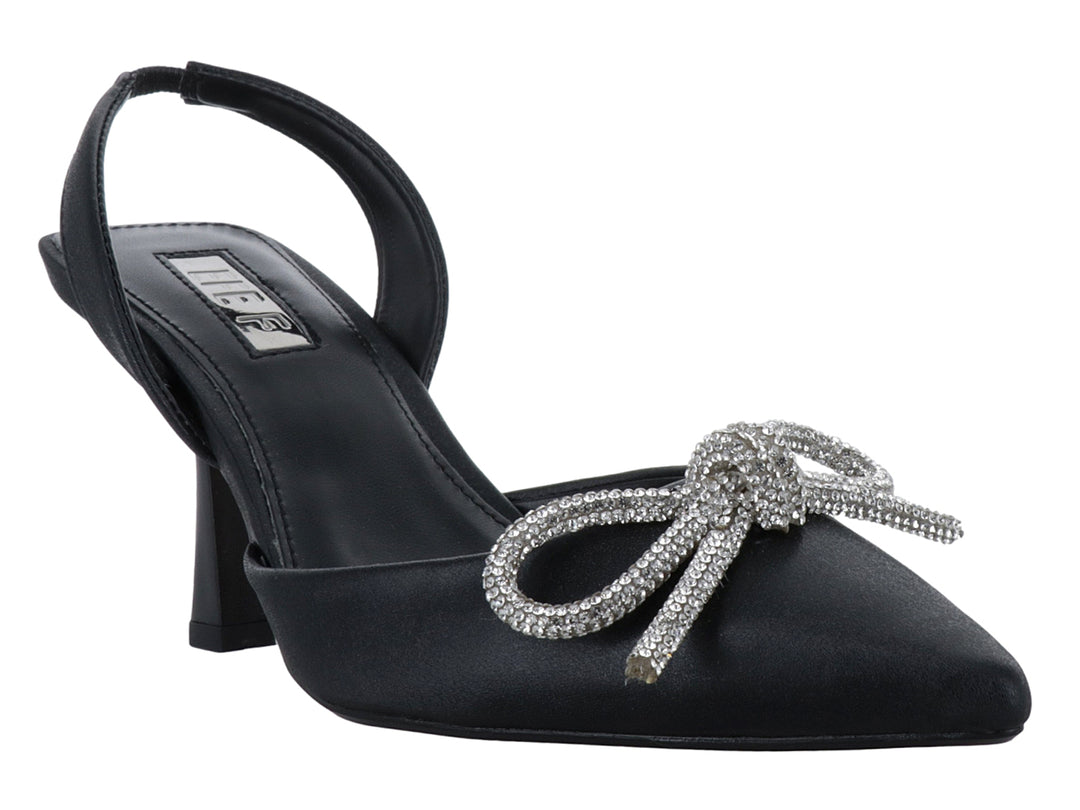 Zapatilla de tacón color negro con un moño decorativo brillante en la punta y correa trasera.