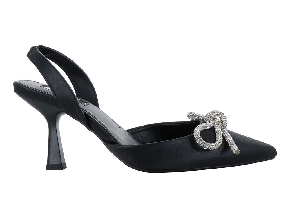 Zapatilla de tacón color negro con un moño decorativo brillante en la punta y correa trasera.