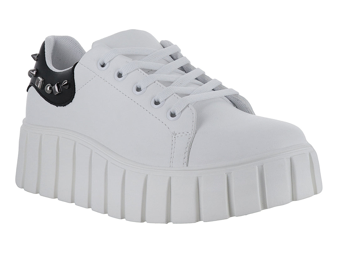 Tenis blancos de plataforma alta con detalle negro y tachuelas en el talón.