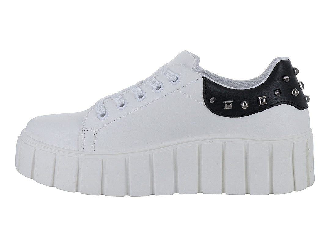 Tenis blancos de plataforma alta con detalle negro y tachuelas en el talón.