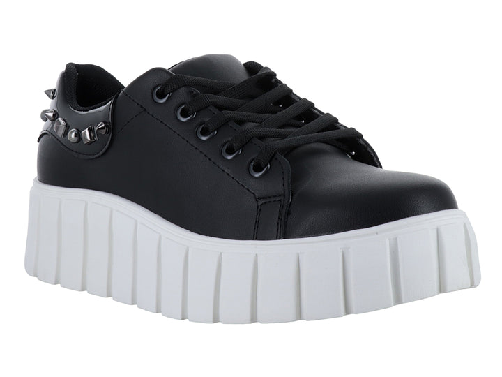 Tenis negros de plataforma con suela blanca gruesa y detalles de estoperoles en el talón.