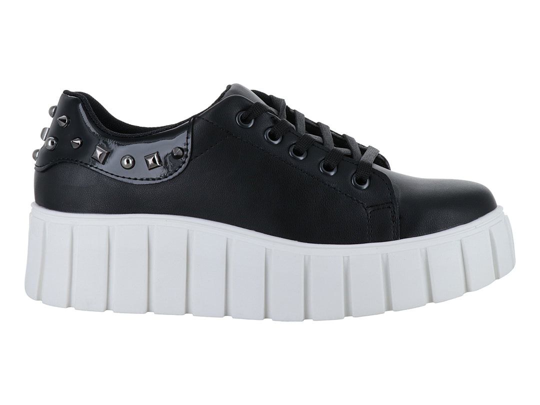 Tenis negros de plataforma con suela blanca gruesa y detalles de estoperoles en el talón.