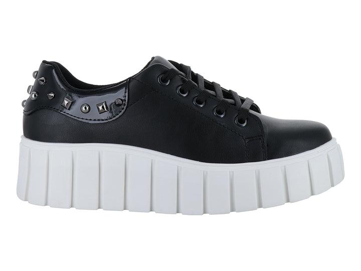 Tenis negros de plataforma con suela blanca gruesa y detalles de estoperoles en el talón.