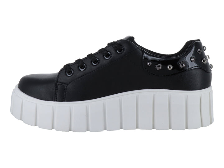 Tenis negros de plataforma con suela blanca gruesa y detalles de estoperoles en el talón.