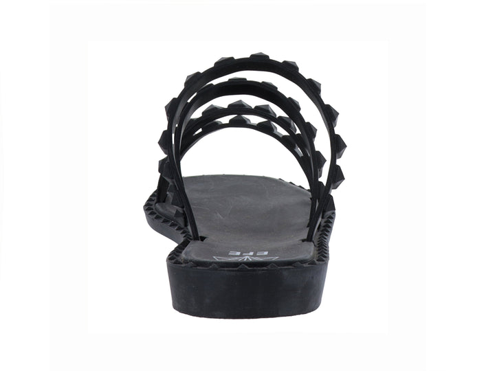 Sandalia plana color negro con cuatro correas decoradas con tachuelas negras.