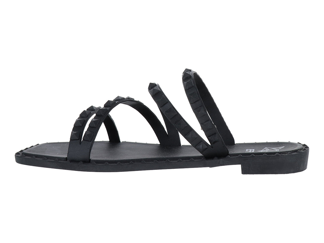 Sandalia plana color negro con cuatro correas decoradas con tachuelas negras.