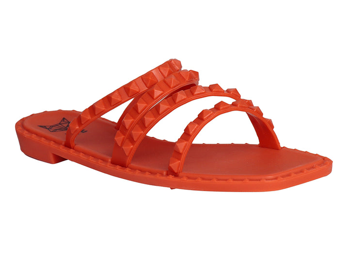 Sandalia de plástico color naranja neón con tres correas decoradas con tachuelas.