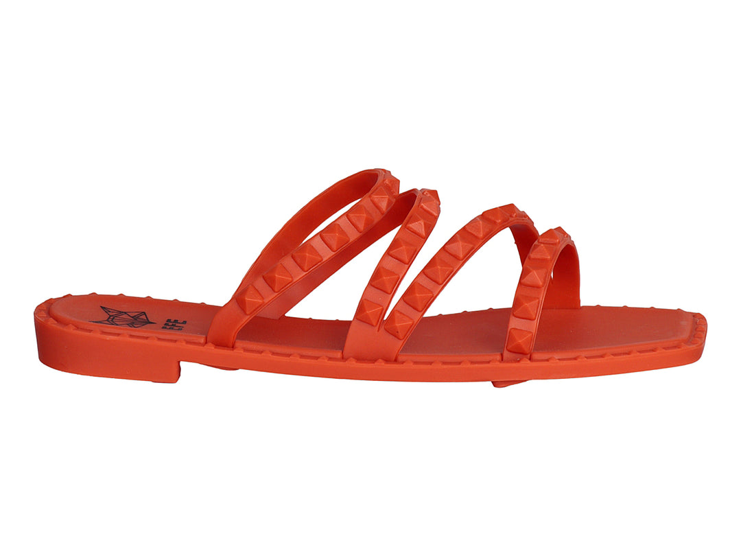 Sandalia de plástico color naranja neón con tres correas decoradas con tachuelas.