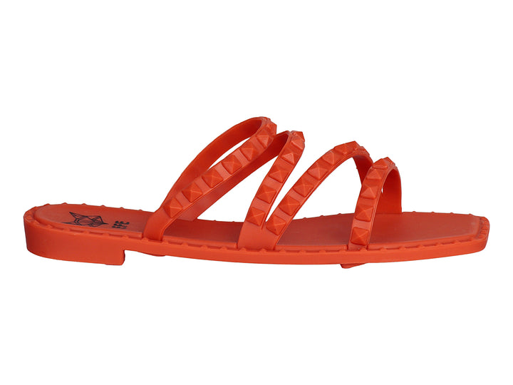 Sandalia de plástico color naranja neón con tres correas decoradas con tachuelas.