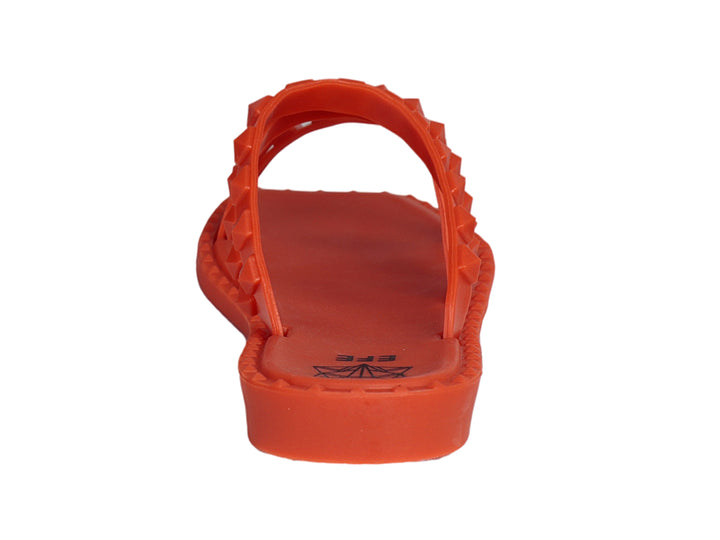Sandalia de plástico color naranja neón con tres correas decoradas con tachuelas.