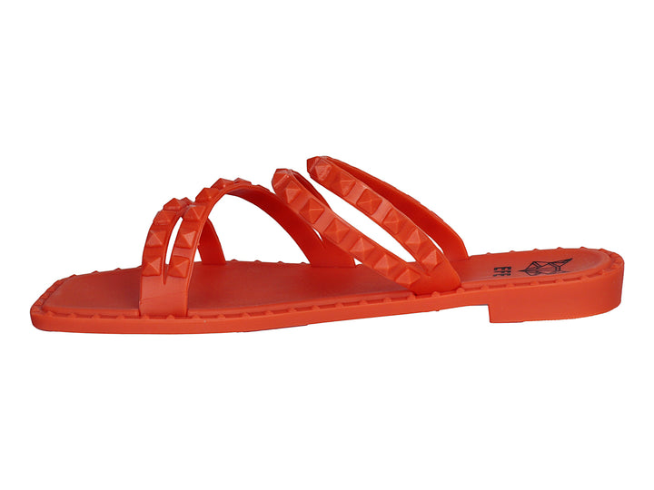 Sandalia de plástico color naranja neón con tres correas decoradas con tachuelas.