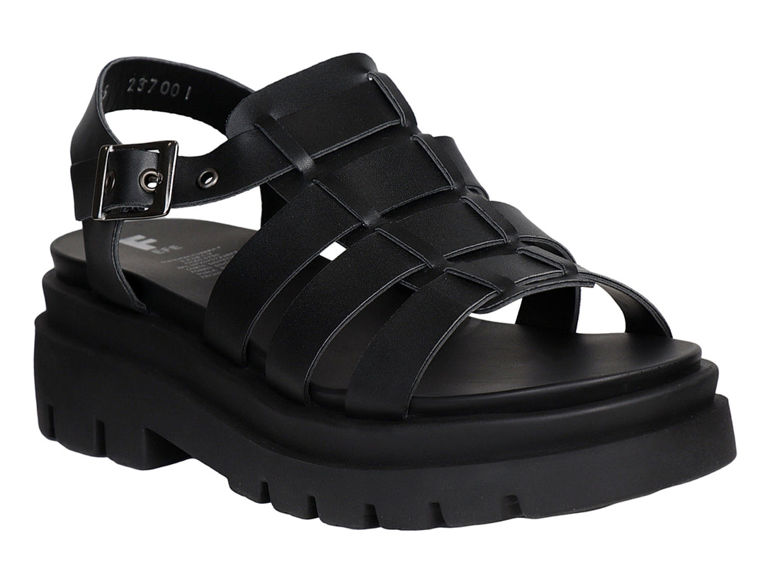 Sandalia negra de plataforma con correas entrelazadas y suela track gruesa para mujer.