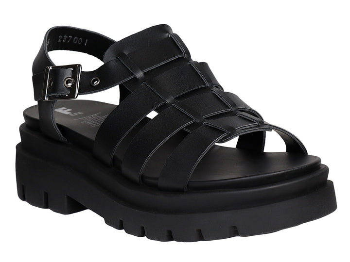 Sandalia negra de plataforma con correas entrelazadas y suela track gruesa para mujer.