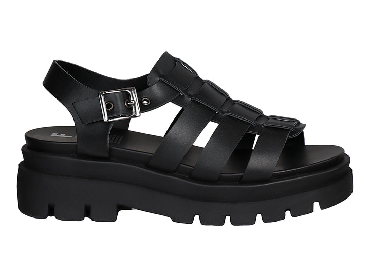 Sandalia negra de plataforma con correas entrelazadas y suela track gruesa para mujer.