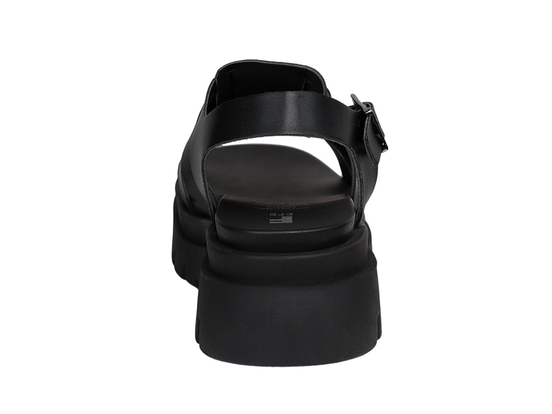 Sandalia negra de plataforma con correas entrelazadas y suela track gruesa para mujer.