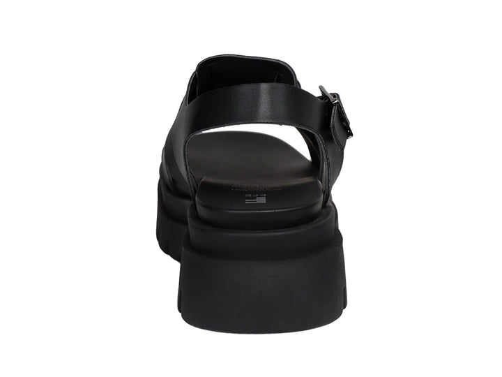 Sandalia negra de plataforma con correas entrelazadas y suela track gruesa para mujer.