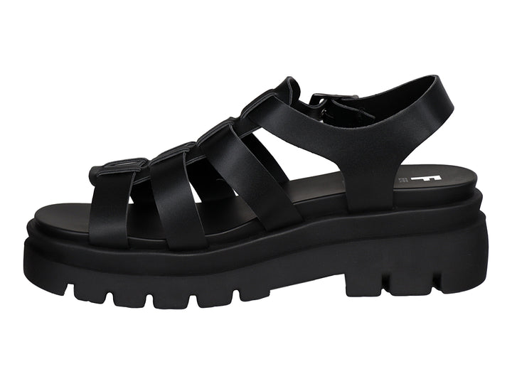 Sandalia negra de plataforma con correas entrelazadas y suela track gruesa para mujer.