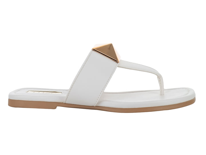 Sandalia blanca de dedo con adorno triangular dorado y suela beige.