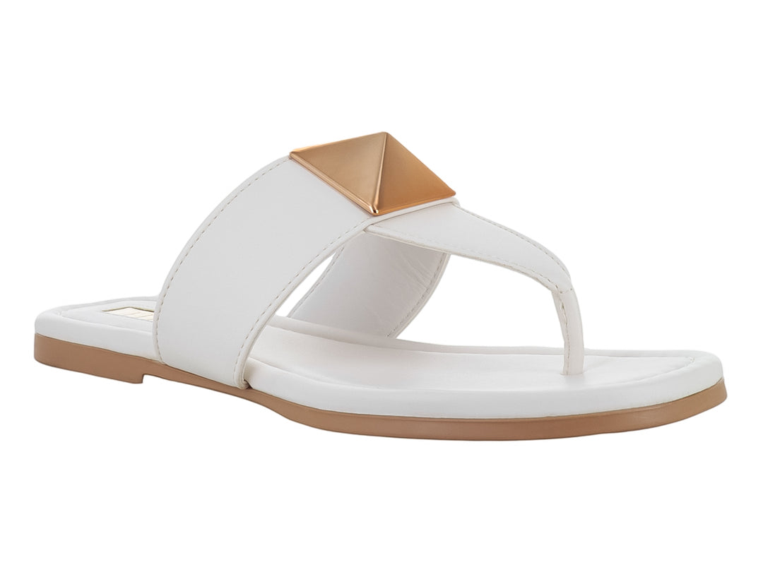 Sandalia blanca de dedo con adorno triangular dorado y suela beige.