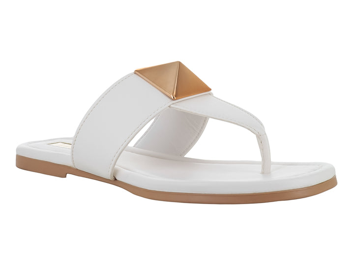 Sandalia blanca de dedo con adorno triangular dorado y suela beige.