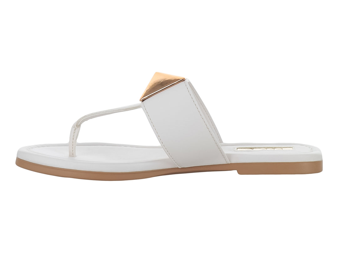 Sandalia blanca de dedo con adorno triangular dorado y suela beige.