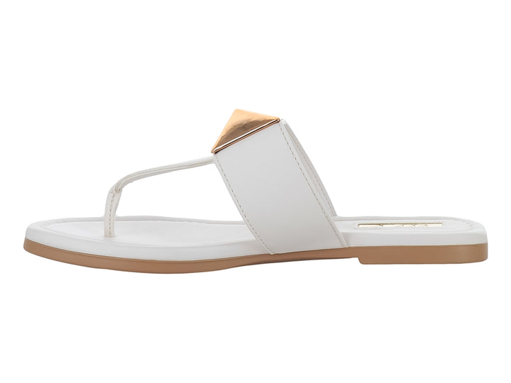 Sandalia blanca de dedo con adorno triangular dorado y suela beige.