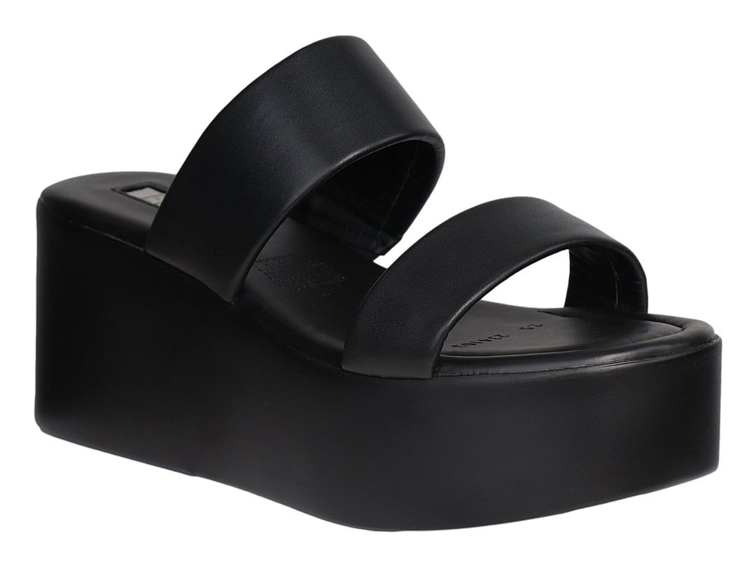 Sandalia de plataforma color negro con dos correas anchas y suela gruesa.