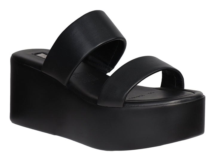 Sandalia de plataforma color negro con dos correas anchas y suela gruesa.