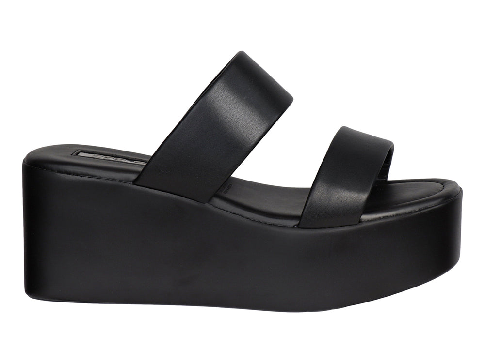 Sandalia de plataforma color negro con dos correas anchas y suela gruesa.