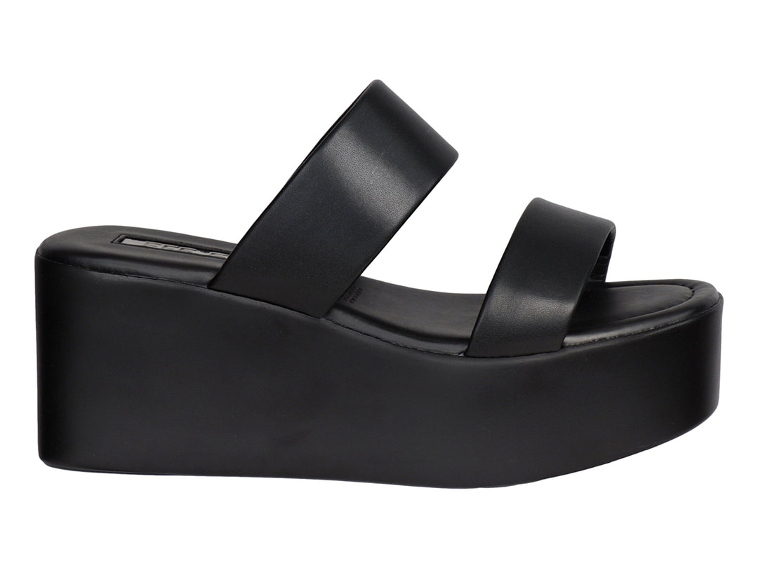 Sandalia de plataforma color negro con dos correas anchas y suela gruesa.