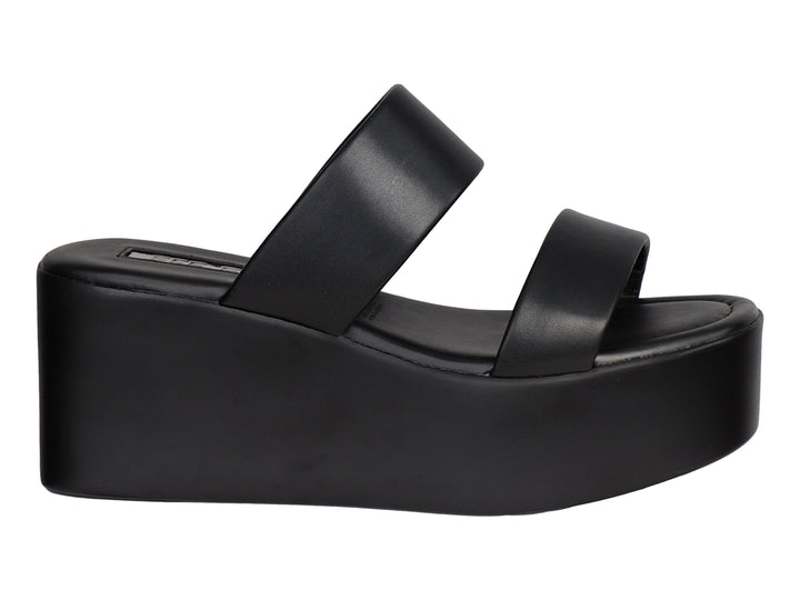 Sandalia de plataforma color negro con dos correas anchas y suela gruesa.