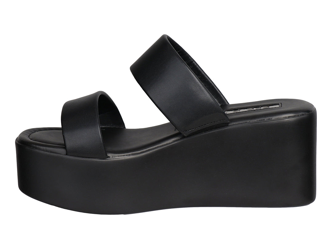 Sandalia de plataforma color negro con dos correas anchas y suela gruesa.