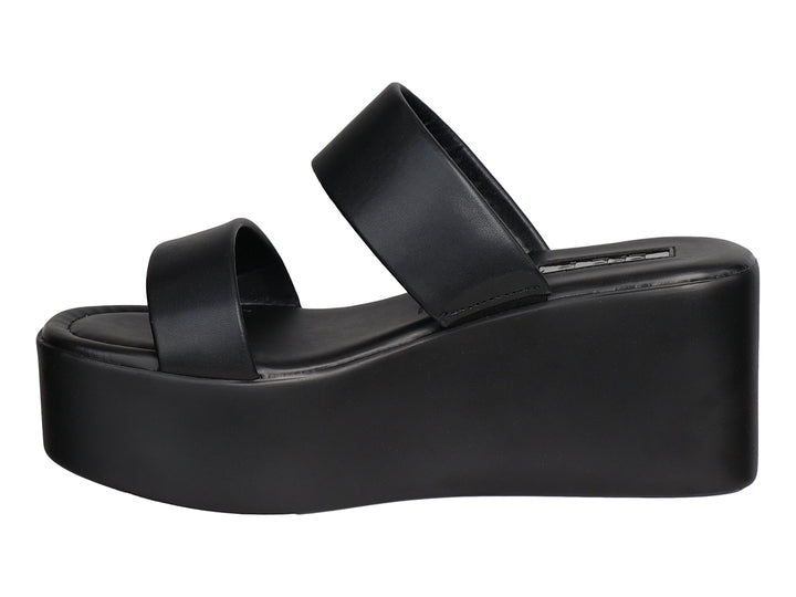 Sandalia de plataforma color negro con dos correas anchas y suela gruesa.