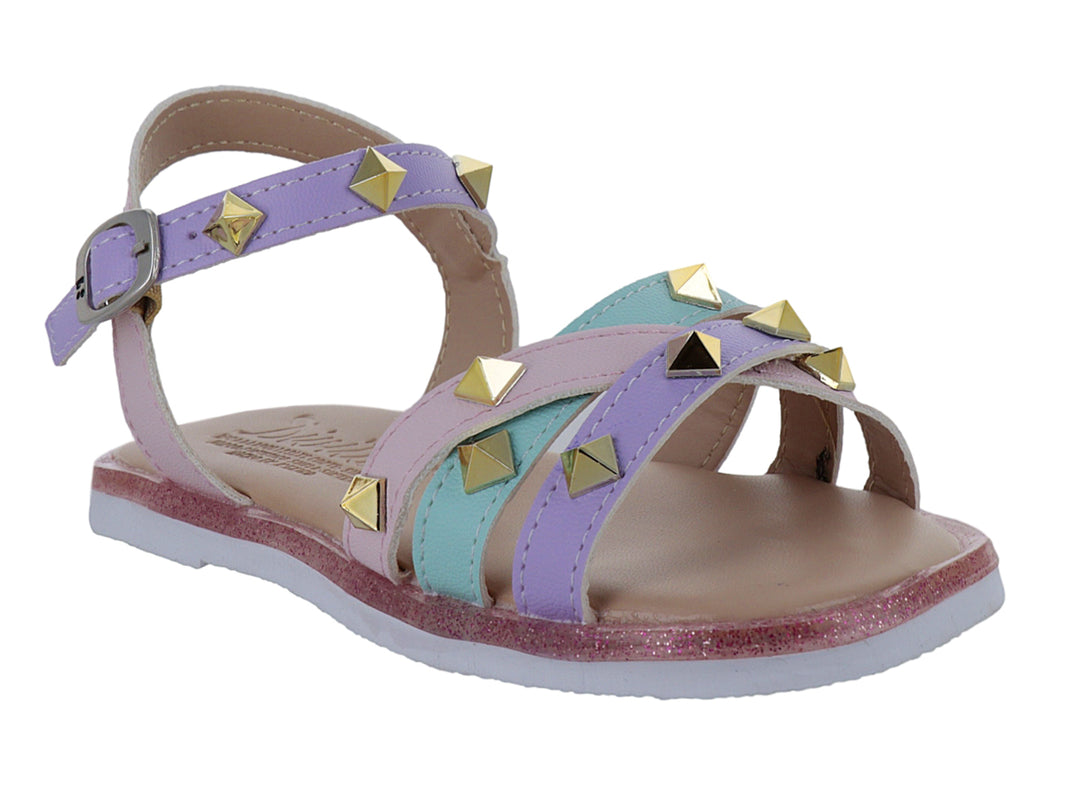 Sandalia infantil multicolor con correas cruzadas adornadas con tachuelas doradas y cierre de hebilla.