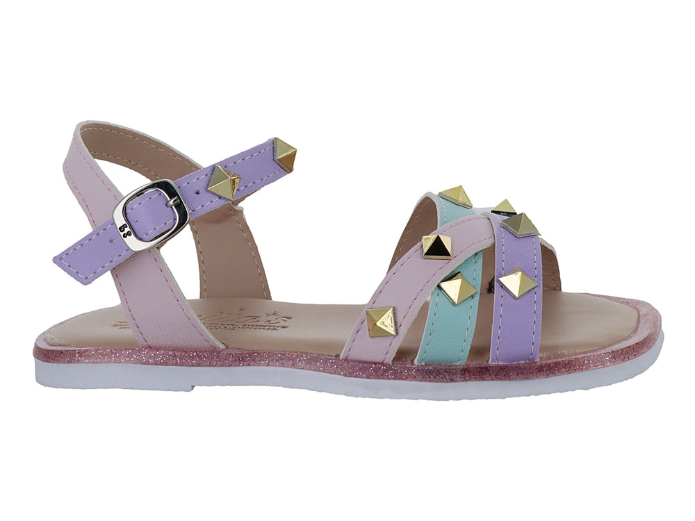 Sandalia infantil multicolor con correas cruzadas adornadas con tachuelas doradas y cierre de hebilla.