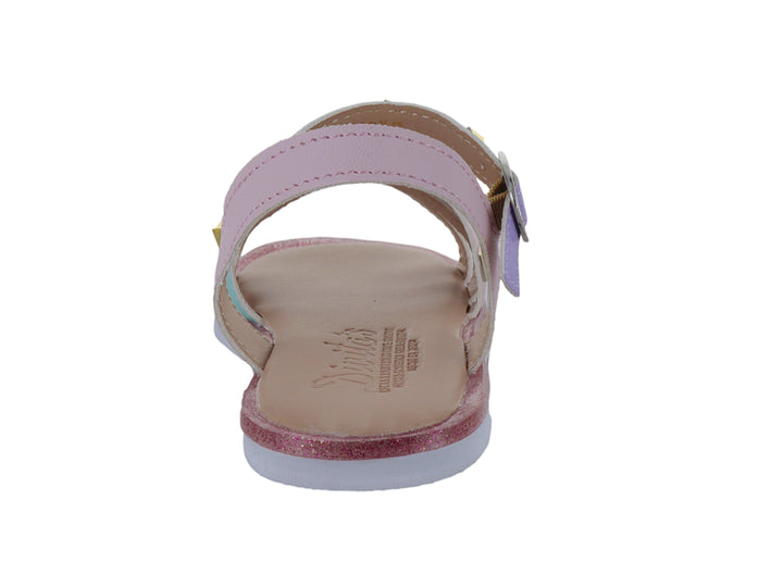 Sandalia infantil multicolor con correas cruzadas adornadas con tachuelas doradas y cierre de hebilla.