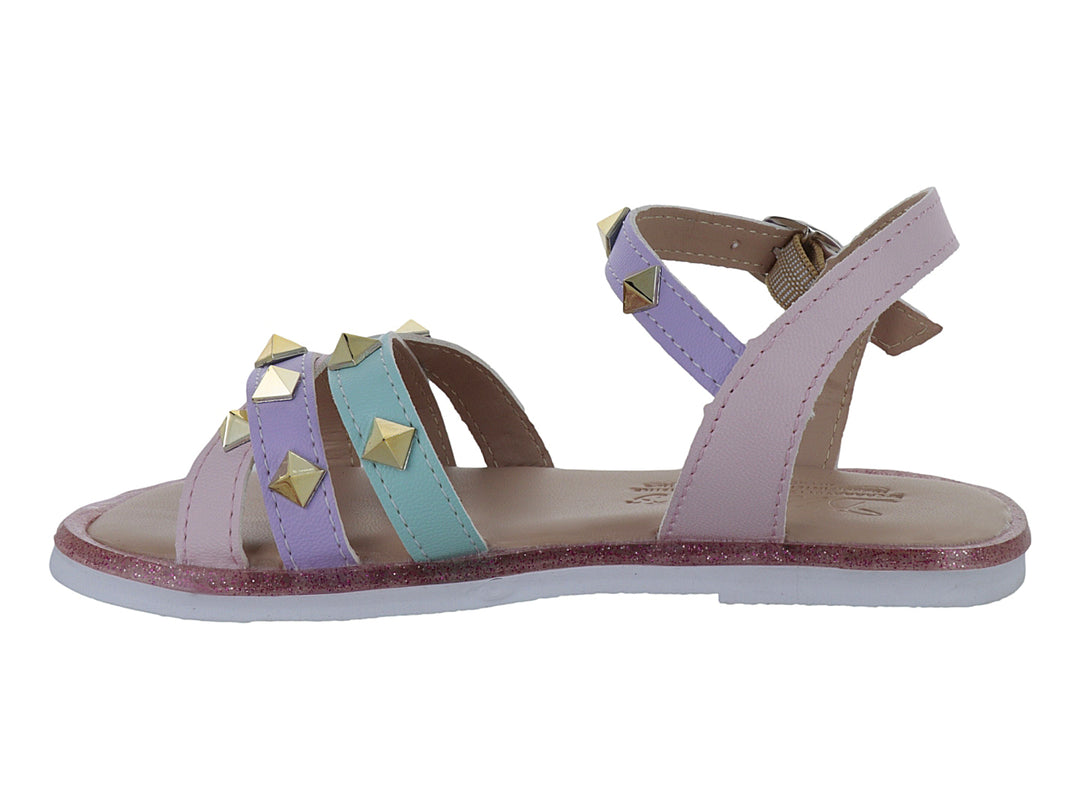 Sandalia infantil multicolor con correas cruzadas adornadas con tachuelas doradas y cierre de hebilla.