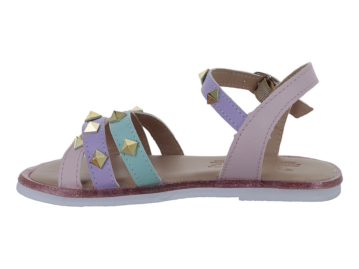 Sandalia infantil multicolor con correas cruzadas adornadas con tachuelas doradas y cierre de hebilla.