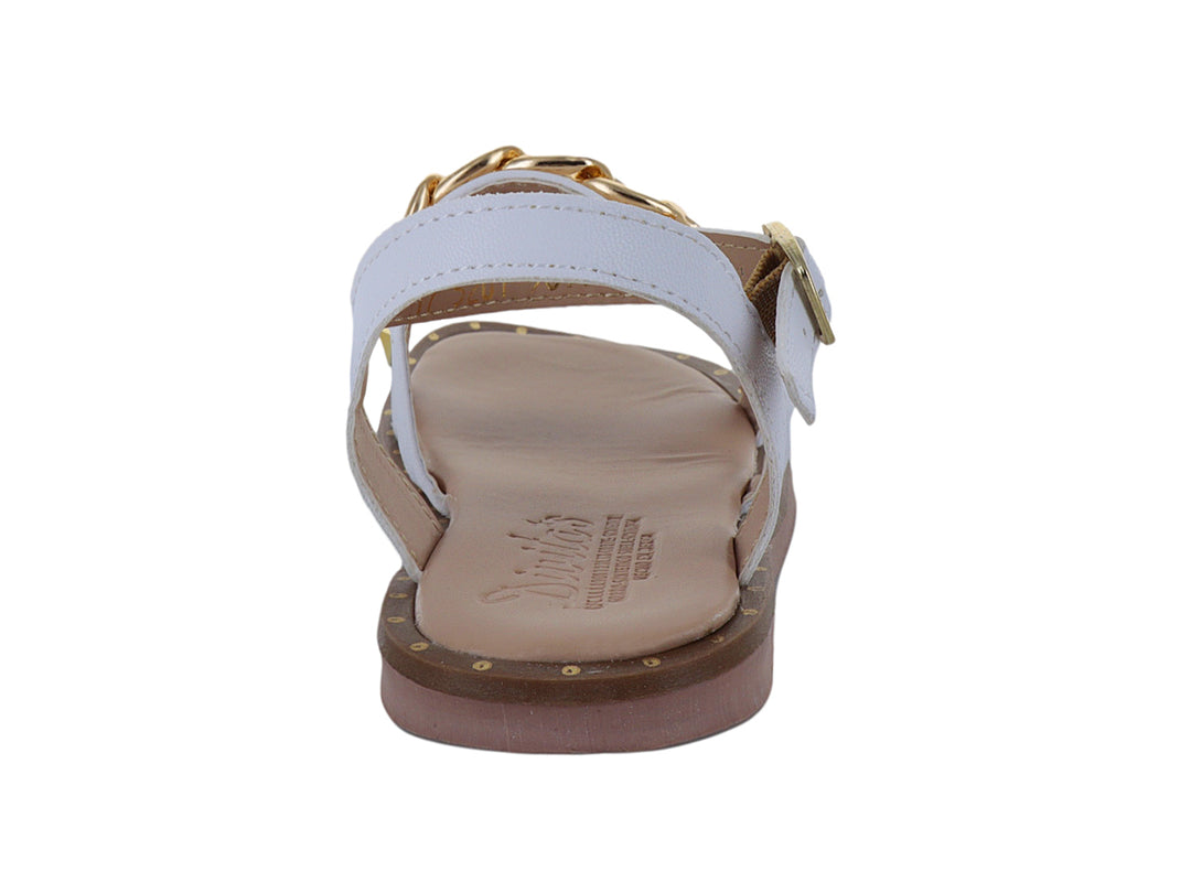 Sandalia blanca para niña con detalles de cadena y estoperoles dorados y suela color café.