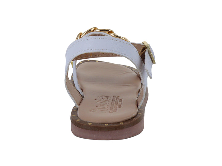 Sandalia blanca para niña con detalles de cadena y estoperoles dorados y suela color café.