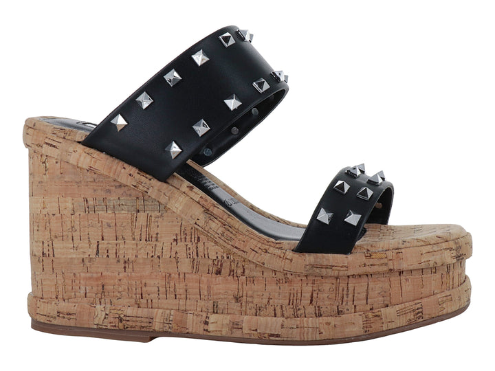 Sandalia negra de plataforma con tacón de corcho y tiras decoradas con tachuelas plateadas.