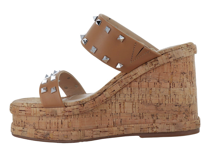 Sandalia de plataforma de corcho color beige con correas adornadas con tachuelas plateadas.