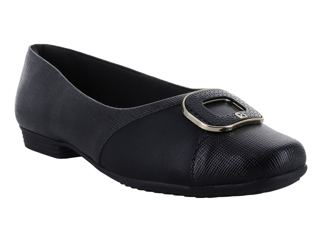 Zapato plano color negro con hebilla dorada decorativa y punta redondeada.