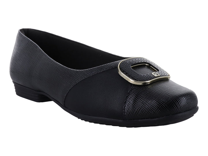 Zapato plano color negro con hebilla dorada decorativa y punta redondeada.